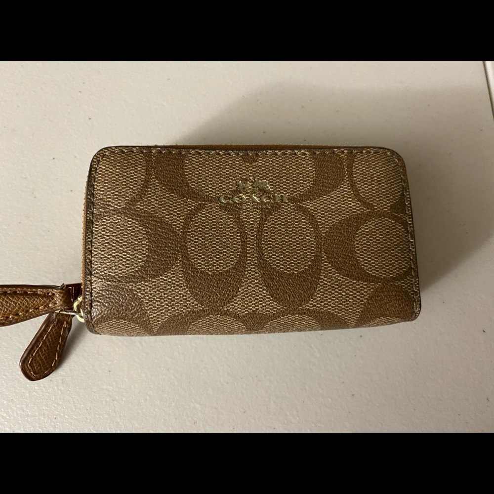 AUTHENTIC  COACH  SIGNATURE SMALL ZIP AROUND WALLET CARD CASE Excellent Cond.